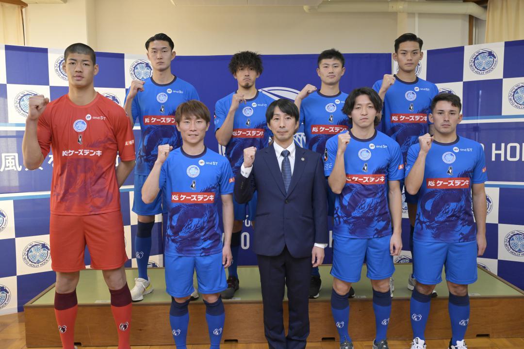 J1新体制発表会見に登壇した新監督の樹森大介(中央)と今期加入の選手たち=城里町小勝