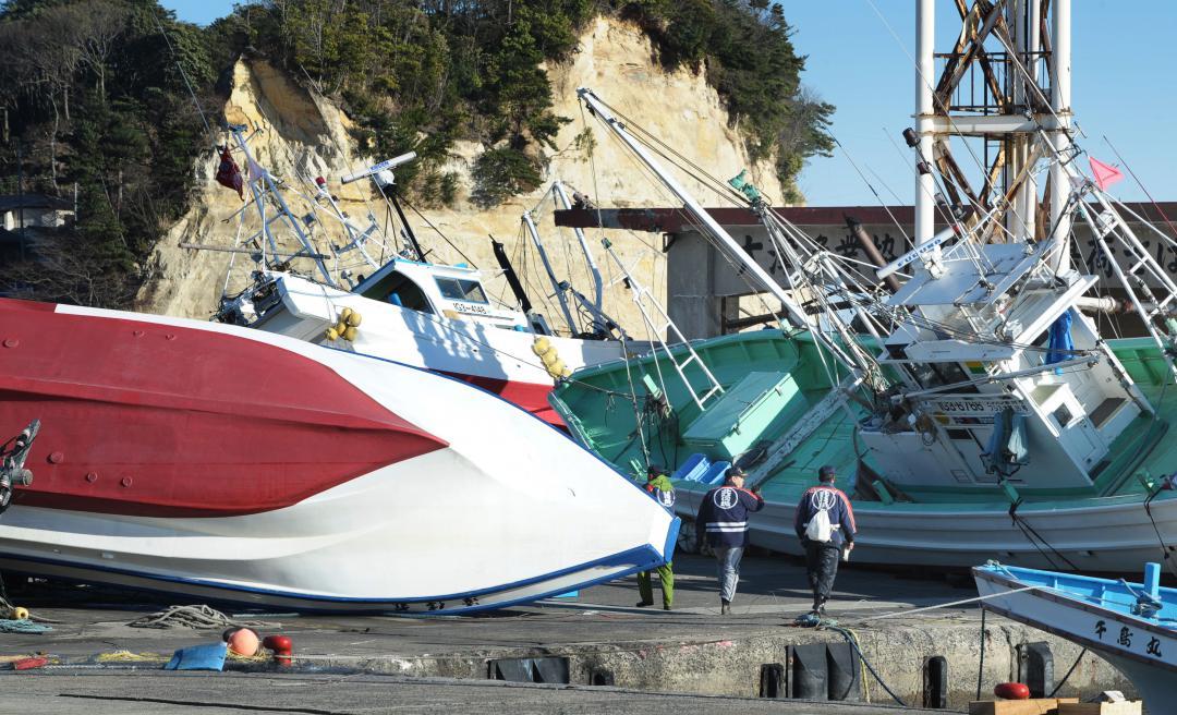 東日本大震災の地震と津波で被害を受けた大津漁港=2011年3月16日、北茨城市大津町