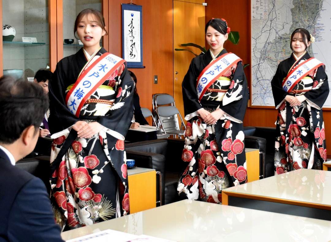 大井川和彦知事に「第130回記念水戸の梅まつり」をPRする井坂心和さん(左)ら水戸の梅大使=県庁