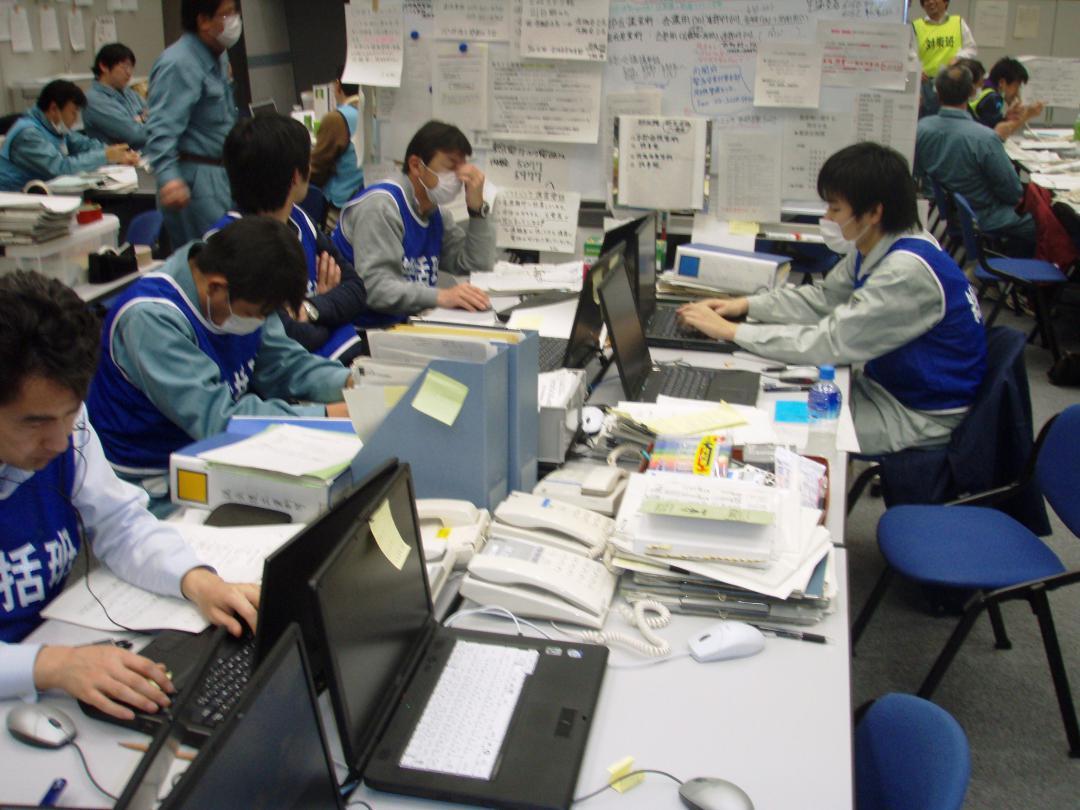 東日本大震災や東京電力福島第1原発事故の対応に当たる県災害対策本部事務局の職員=2011年3月21日、県庁(県提供)