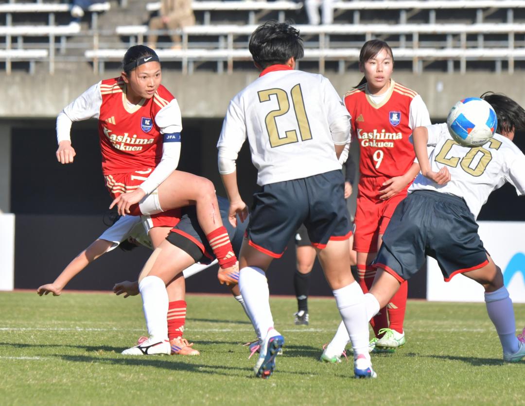 鹿島学園―神村学園　前半、厳しいマークを受けながらもシュートを放つ鹿島学園の宿野部(左端)=兵庫県立三木総合防災公園陸上競技場