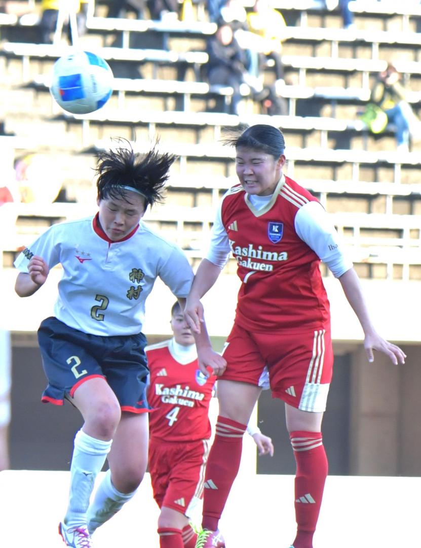 鹿島学園―神村学園　後半終了間際、ヘディングシュートを放つ鹿島学園の大林(右)=兵庫県立三木総合防災公園陸上競技場