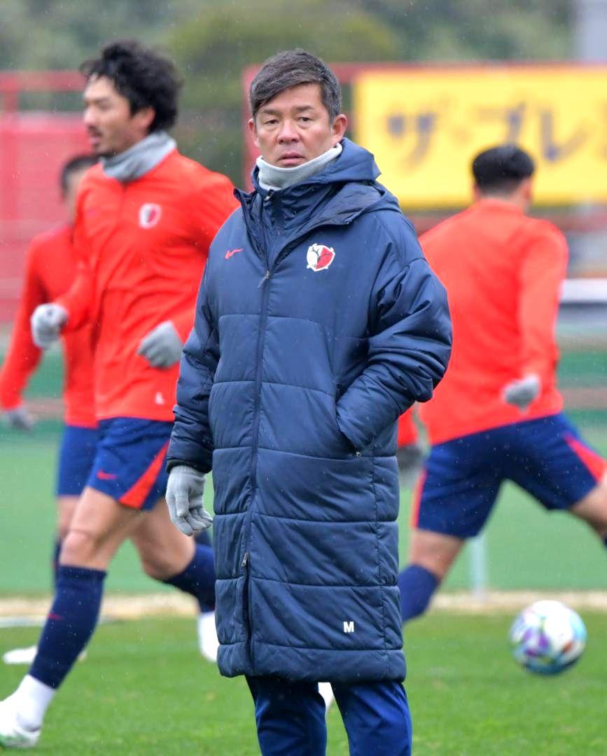 今季初の全体練習を見守るJ1鹿島の鬼木監督=クラブハウスグラウンド
