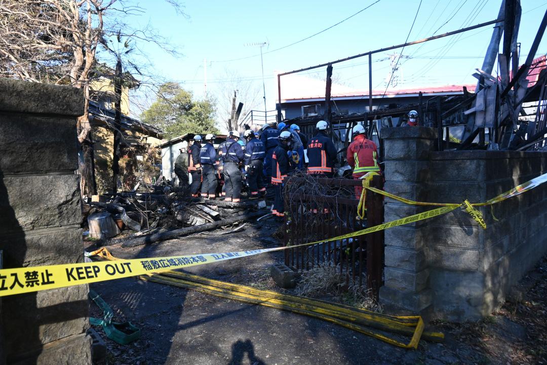 1人の遺体が見つかったアパートの火災現場=阿見町中郷