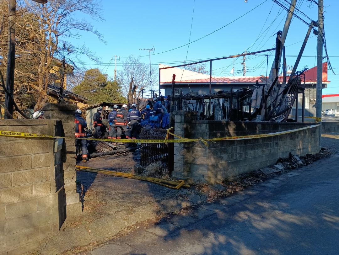 1人の遺体が見つかったアパートの火災現場=阿見町中郷