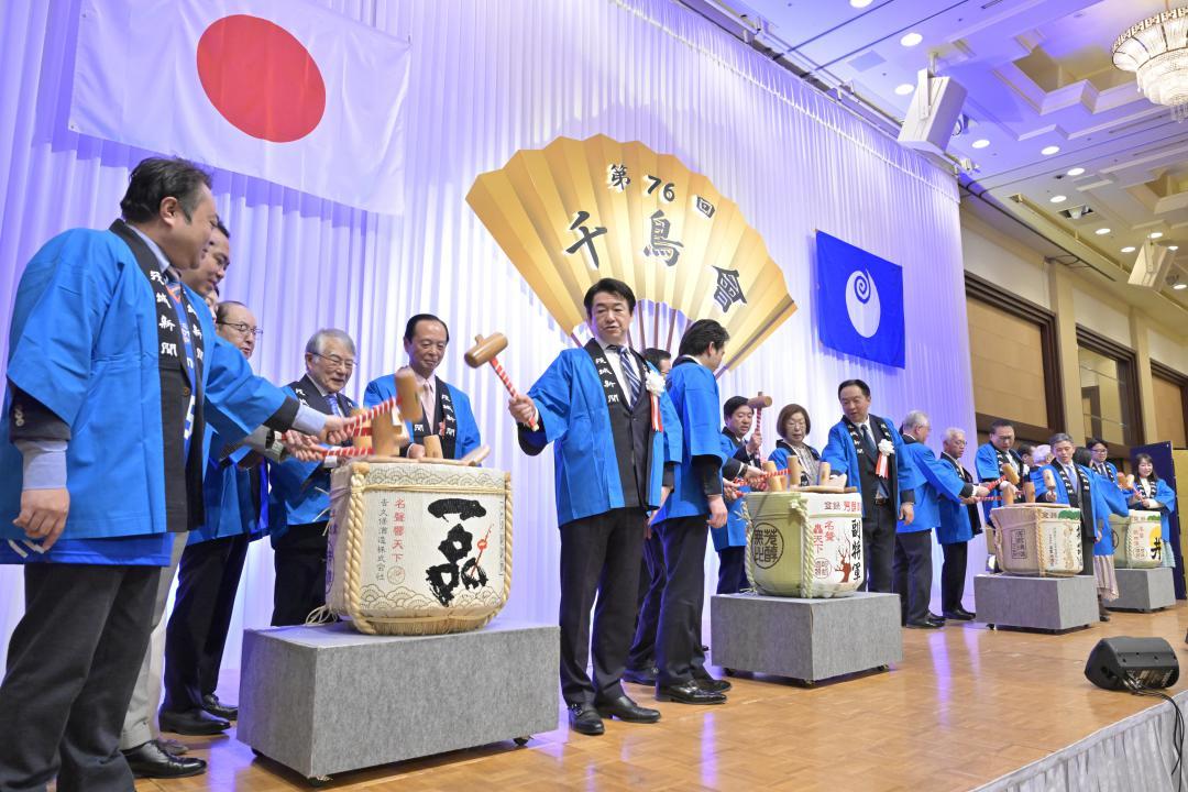 千鳥会で鏡開きをする出席者=8日、水戸市千波町