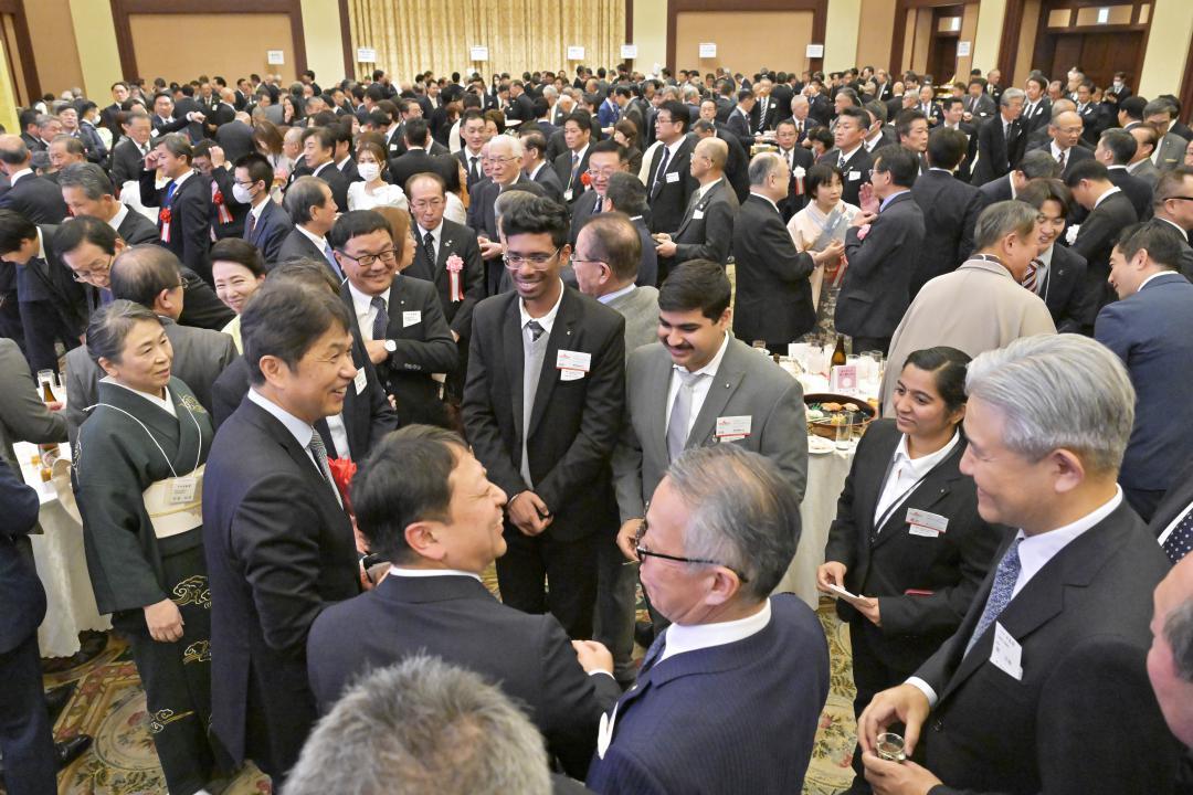 千鳥会で新年のあいさつを交わす出席者=8日、水戸市千波町
