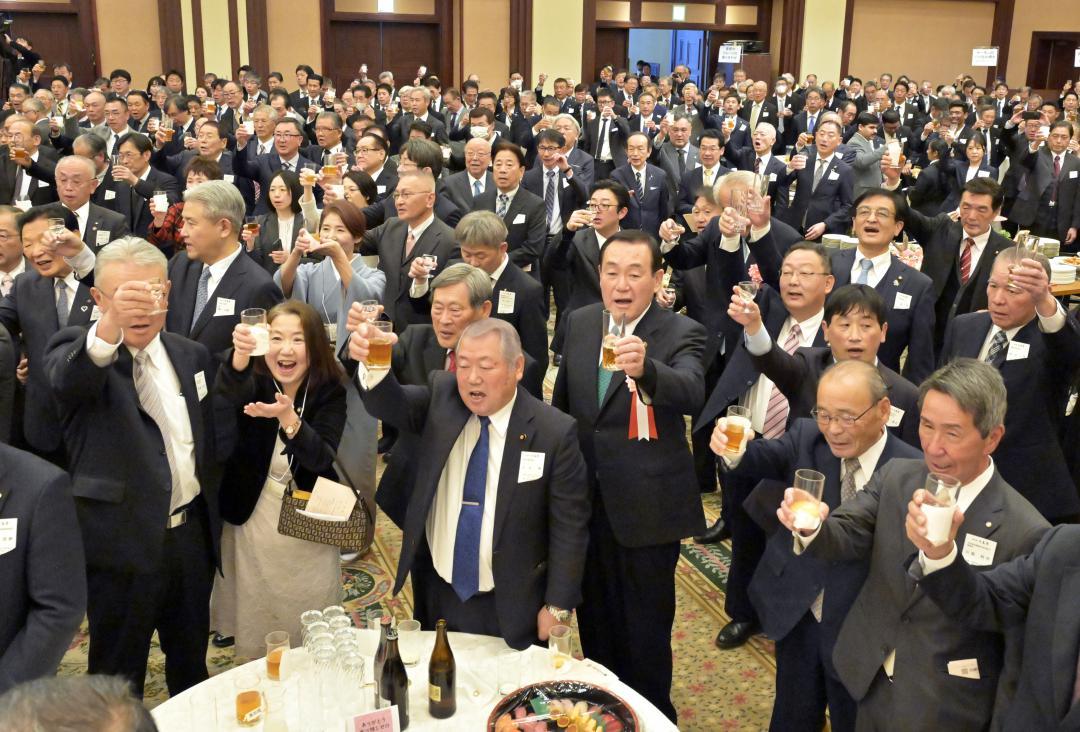 新年の飛躍を誓い、乾杯する出席者=8日、水戸市千波町
