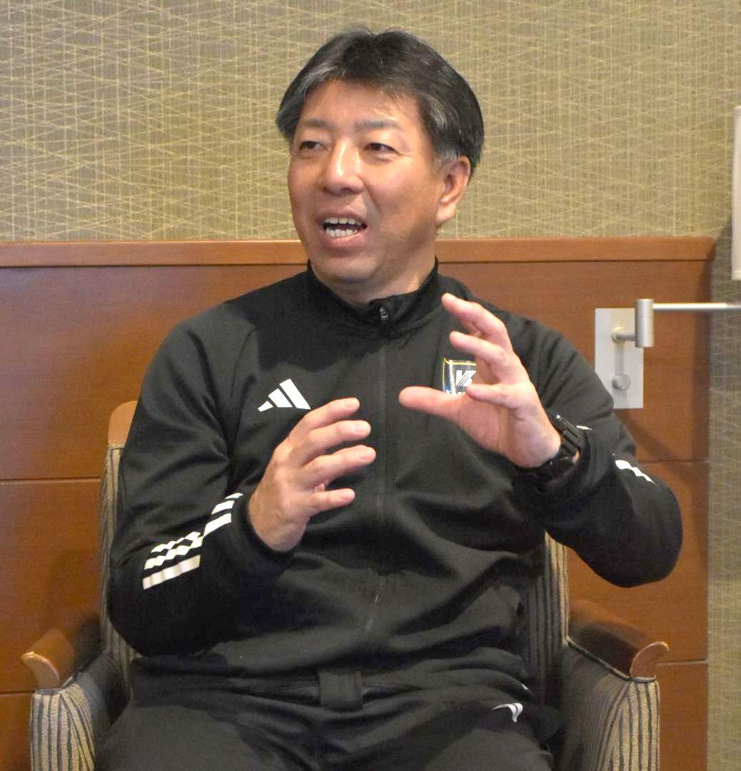 意気込みを語る鹿島学園の鈴木監督=東京都豊島区