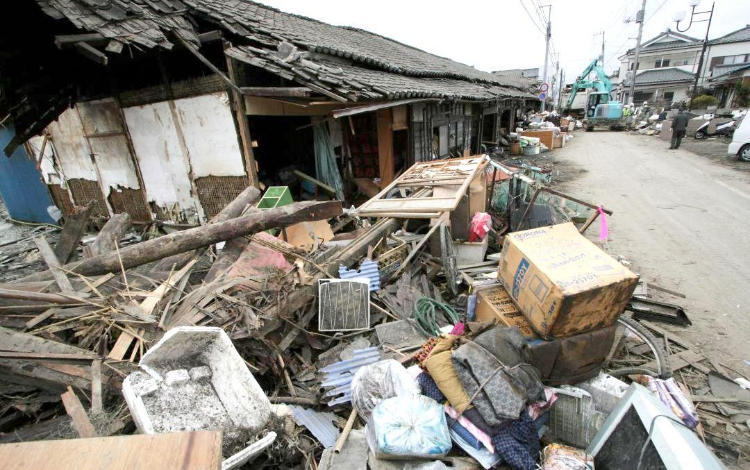 津波で多くの家屋が被災し、がれきが散乱する町並み=2011年3月15日、北茨城市大津町