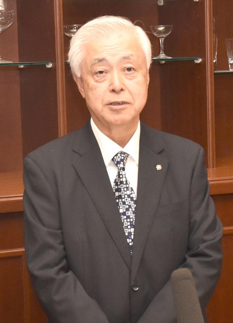 東海第2原発の安全対策工事の見通しについて話す日本原子力発電の村松衛社長=水戸市内