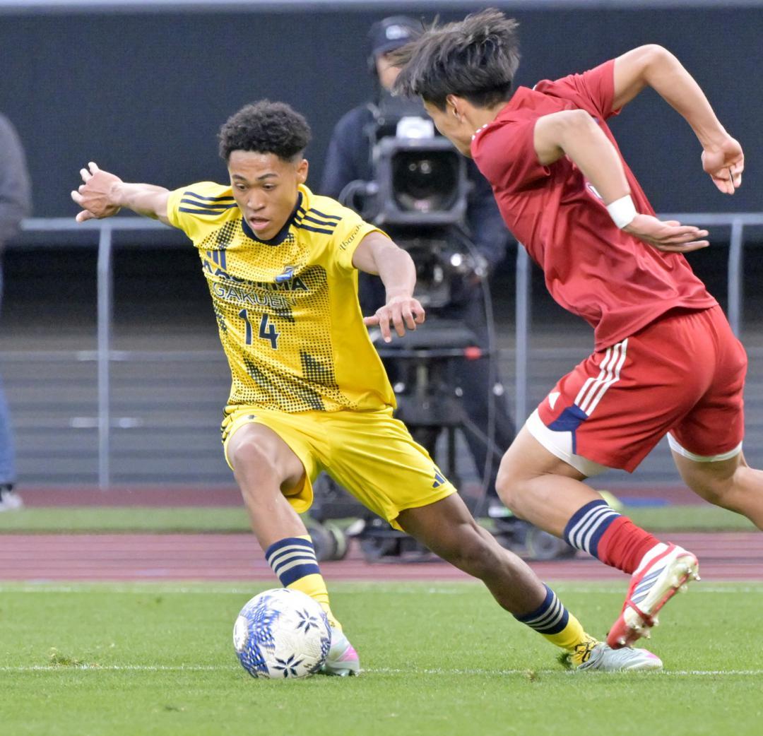 鹿島学園-流通経大柏　後半44分、ゴール前に攻め込む鹿島学園のワーズィー・ジェイベン勝(左)=MUFGスタジアム