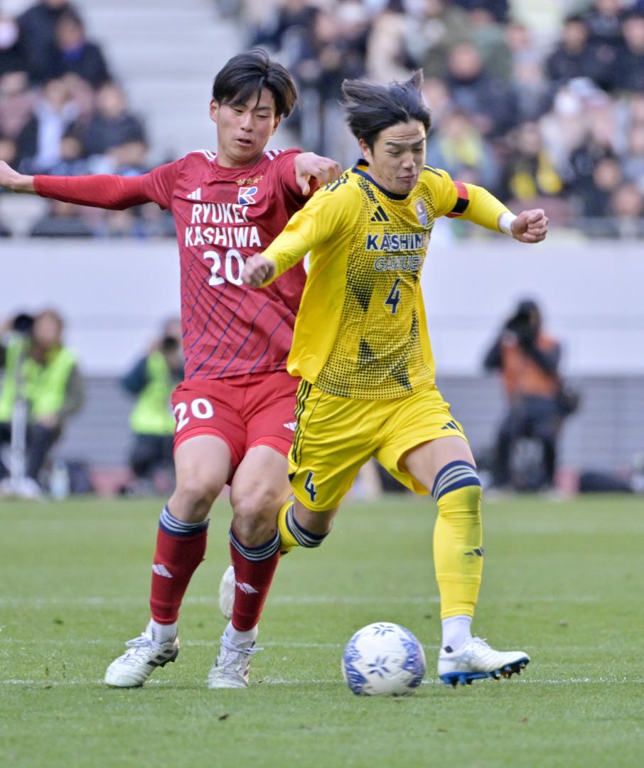 鹿島学園-流通経大柏　前半26分、相手の守備をかわしゴール前にパスを出す鹿島学園・秋山(左)=MUFGスタジアム