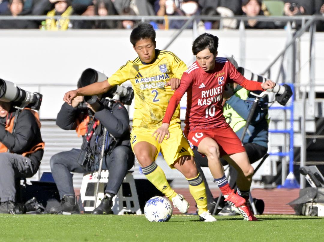 鹿島学園―流通経大柏　前半6分、相手と競り合う鹿島学園・秋山(左)=MUFGスタジアム