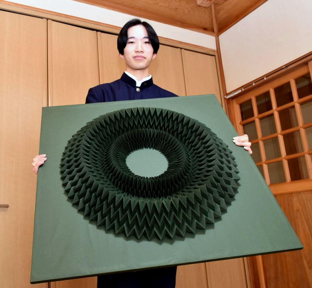 ミウラ折りの作品「Convex　Board」を持つ方波見涼太郎さん=鉾田市安房