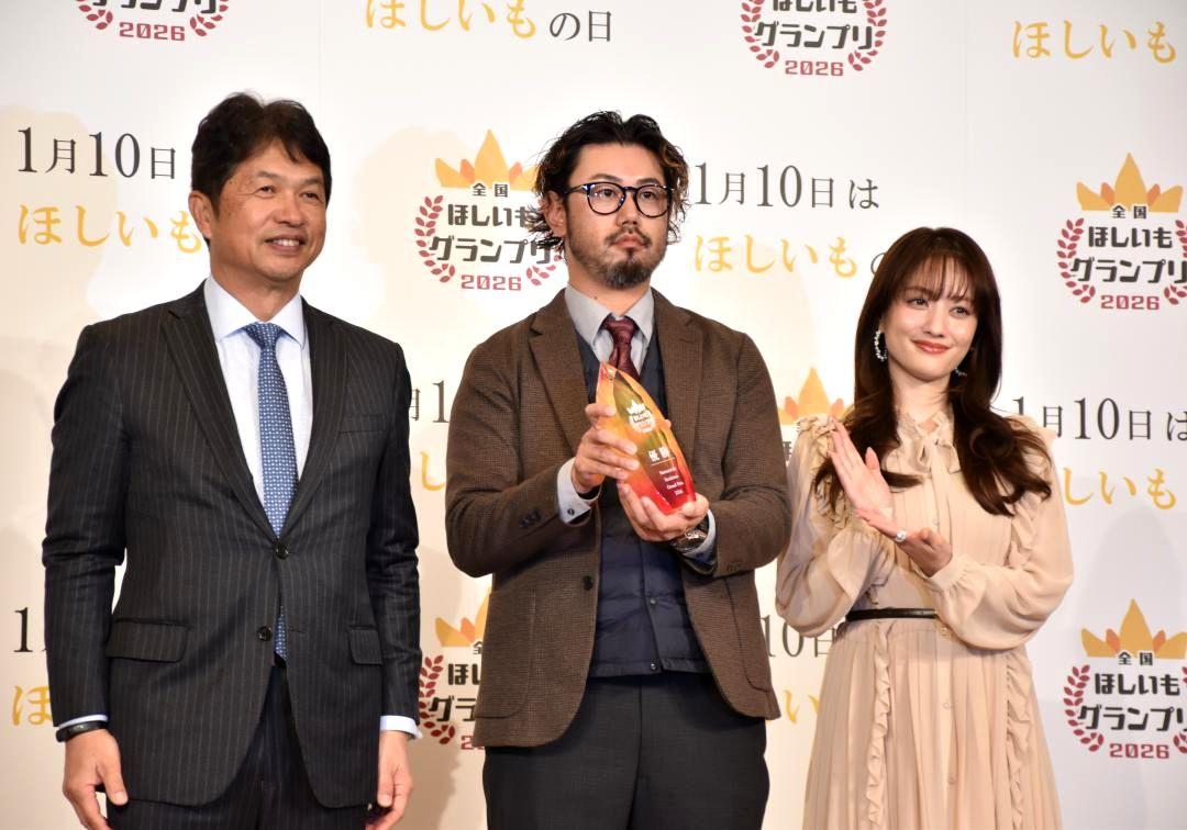 グランプリに輝いたオオスガファームの大須賀亨介さん(中央)=水戸市内