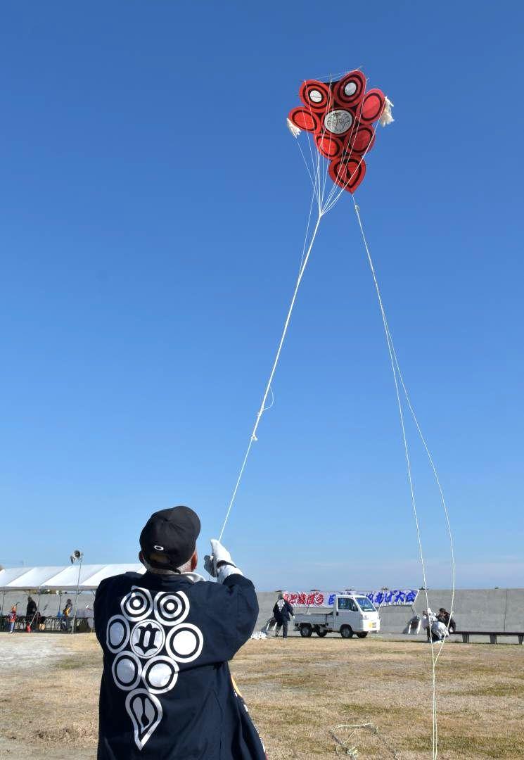 伝統的な「八つ凧」を揚げる保存会のメンバー=日立市会瀬町
