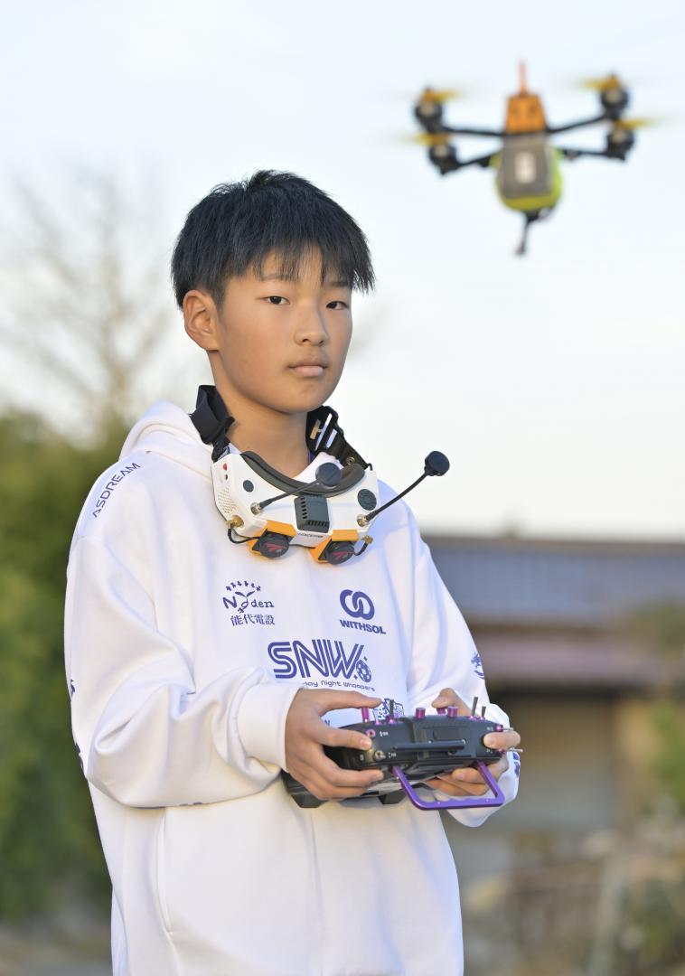 世界一のドローンレーサーを目指す犬飼大葵さん=神栖市土合西