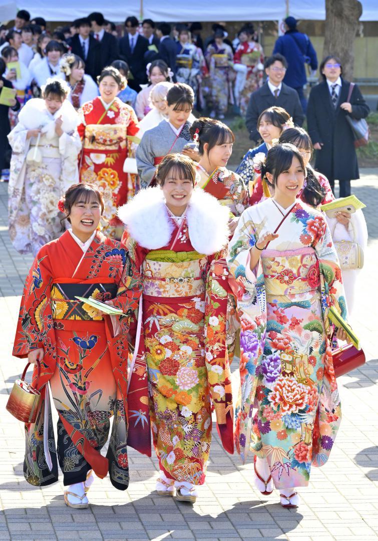 「二十歳の集い」の会場を晴れやかな表情で歩く参加者ら=11日、つくば市竹園