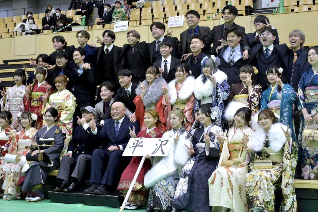 恩師と共に記念撮影をする二十歳の祝いの参加者=日立市東成沢町
