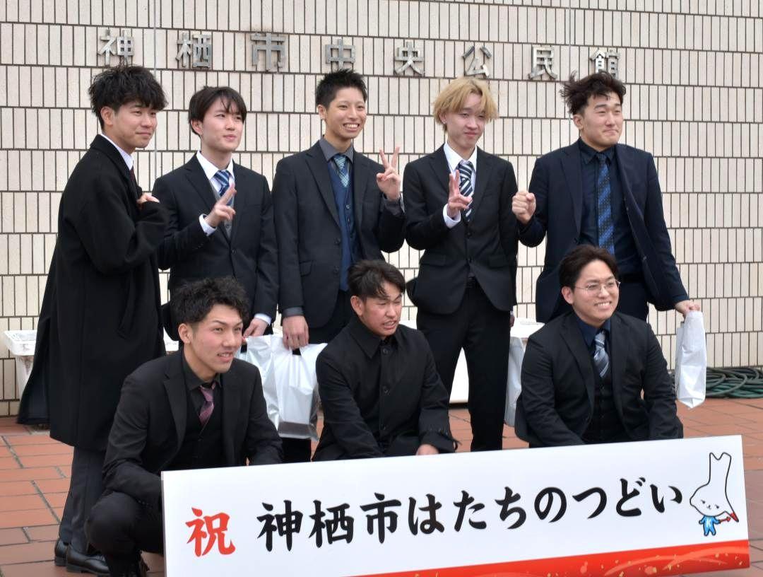 再会した旧友と記念撮影する参加者=神栖市溝口
