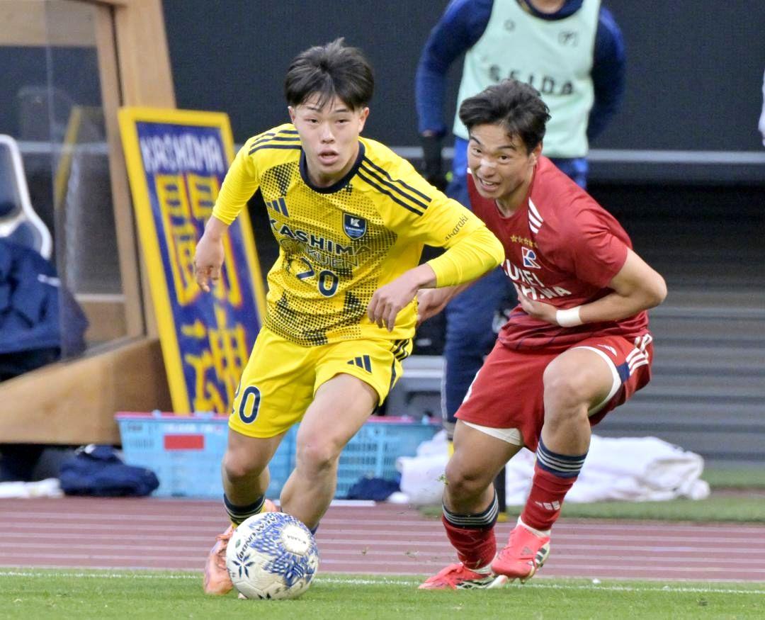 鹿島学園-流通経大柏　後半36分、相手の守備を突破する鹿島学園・三浦(左)=10日、MUFGスタジアム