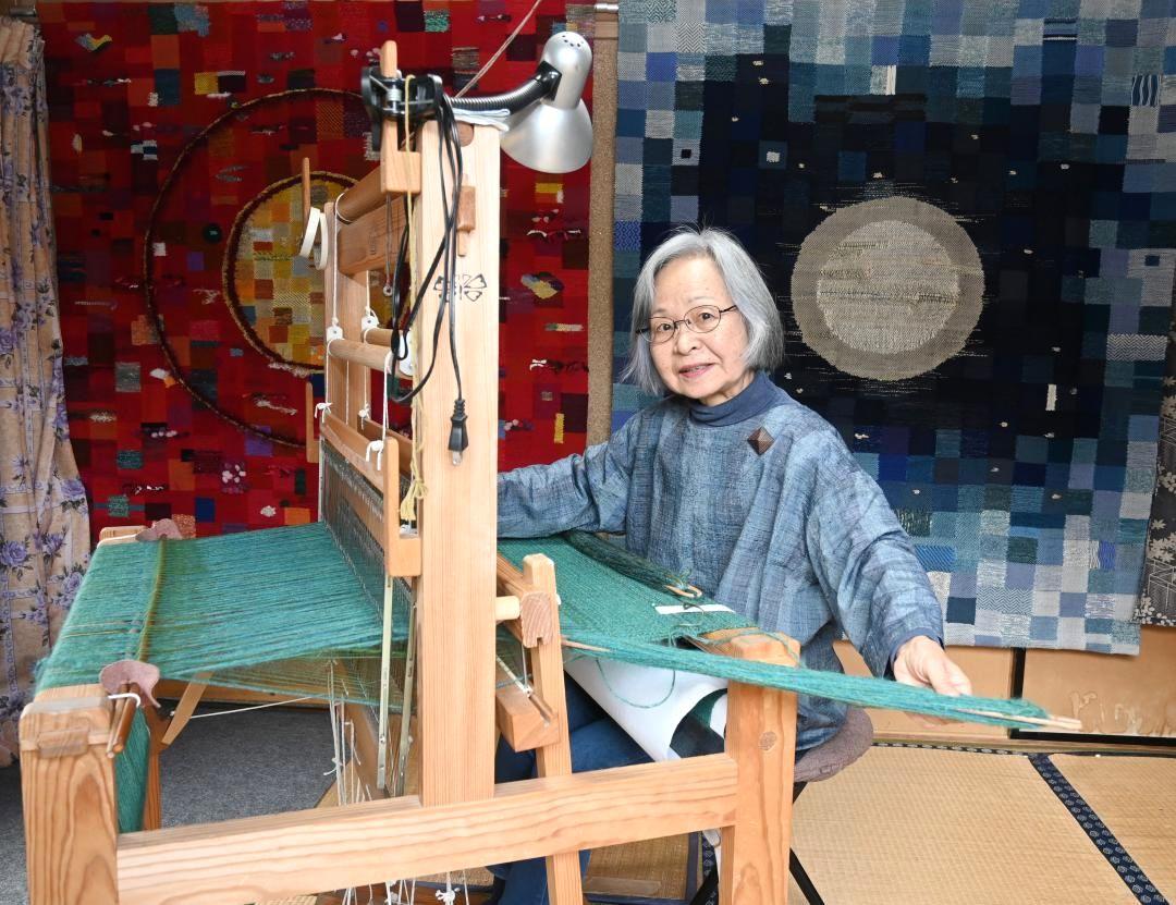 織物制作に情熱を傾ける益子ミツ子さん。右後方には県芸術祭美術展覧会の特賞作=日立市金沢町