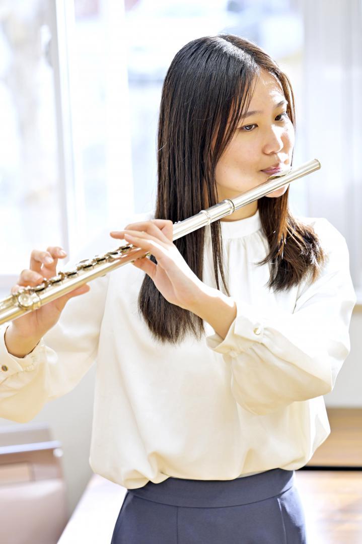 音色を奏でるフルート奏者の井佳弥乃さん=東京都小金井市