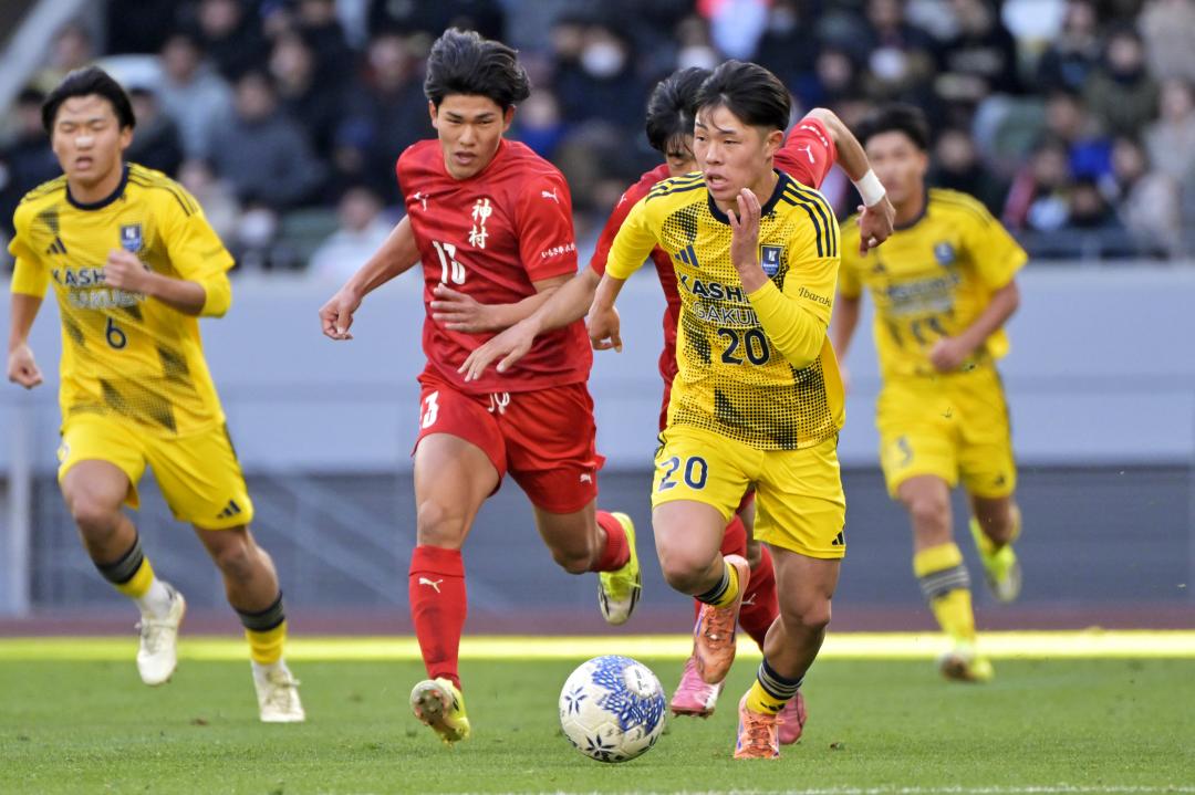 神村学園―鹿島学園　前半、攻め上がる鹿島学園・三浦(20)=MUFGスタジアム