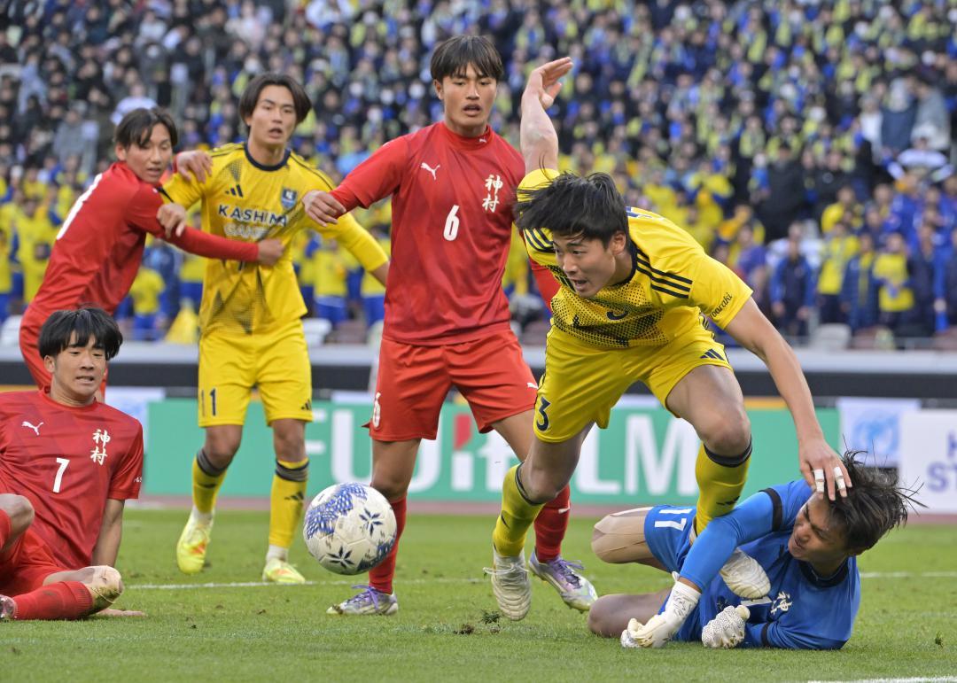 神村学園-鹿島学園　後半7分、ゴール前で相手と競り合う鹿島学園・中川(3)=MUFGスタジアム