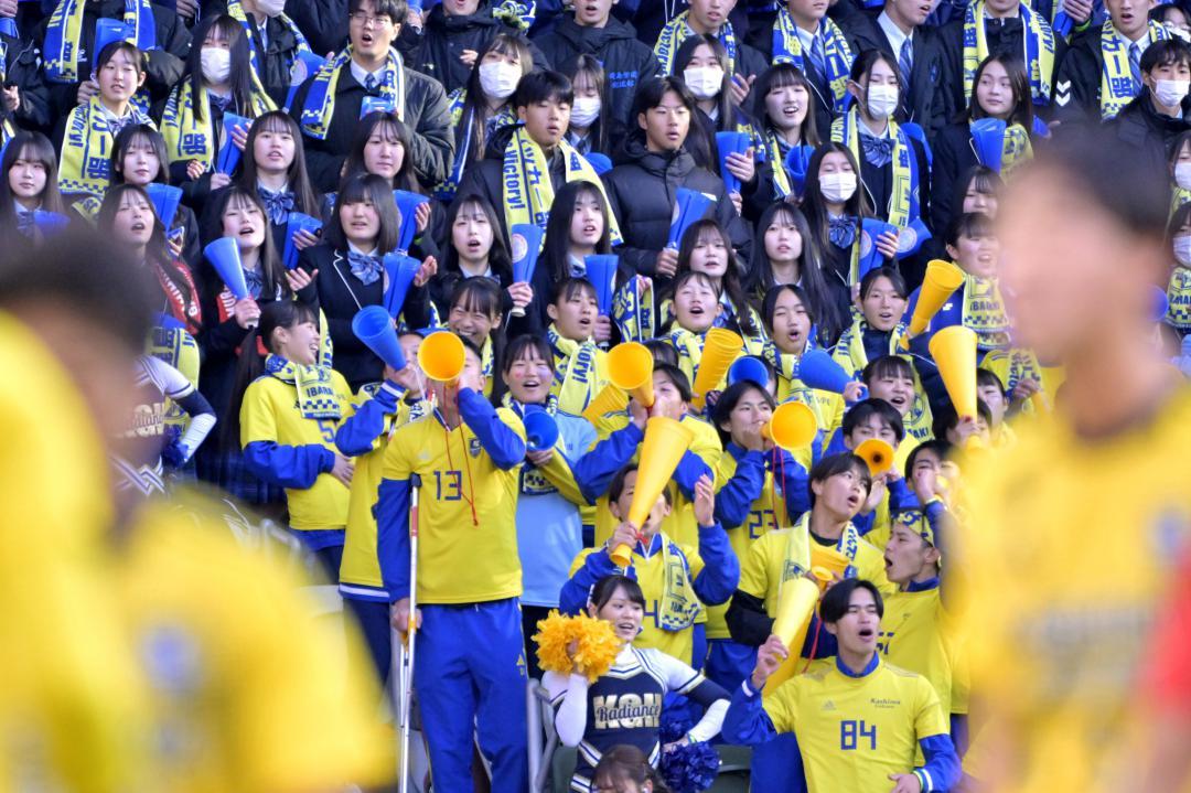 神村学園との決勝戦で、選手たちに声援を送る鹿島学園の生徒ら=MUFGスタジアム