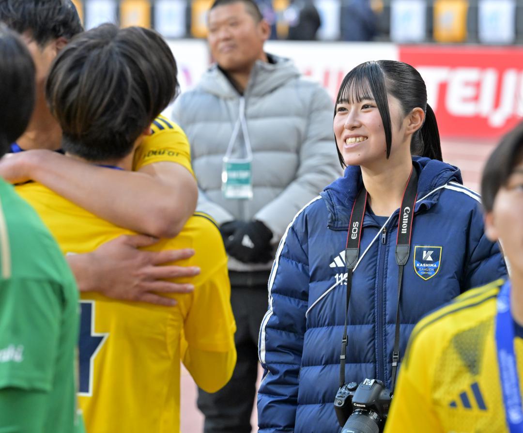 試合後の選手に笑顔を見せる鹿島学園マネジャーの森田萌栞さん=MUFGスタジアム
