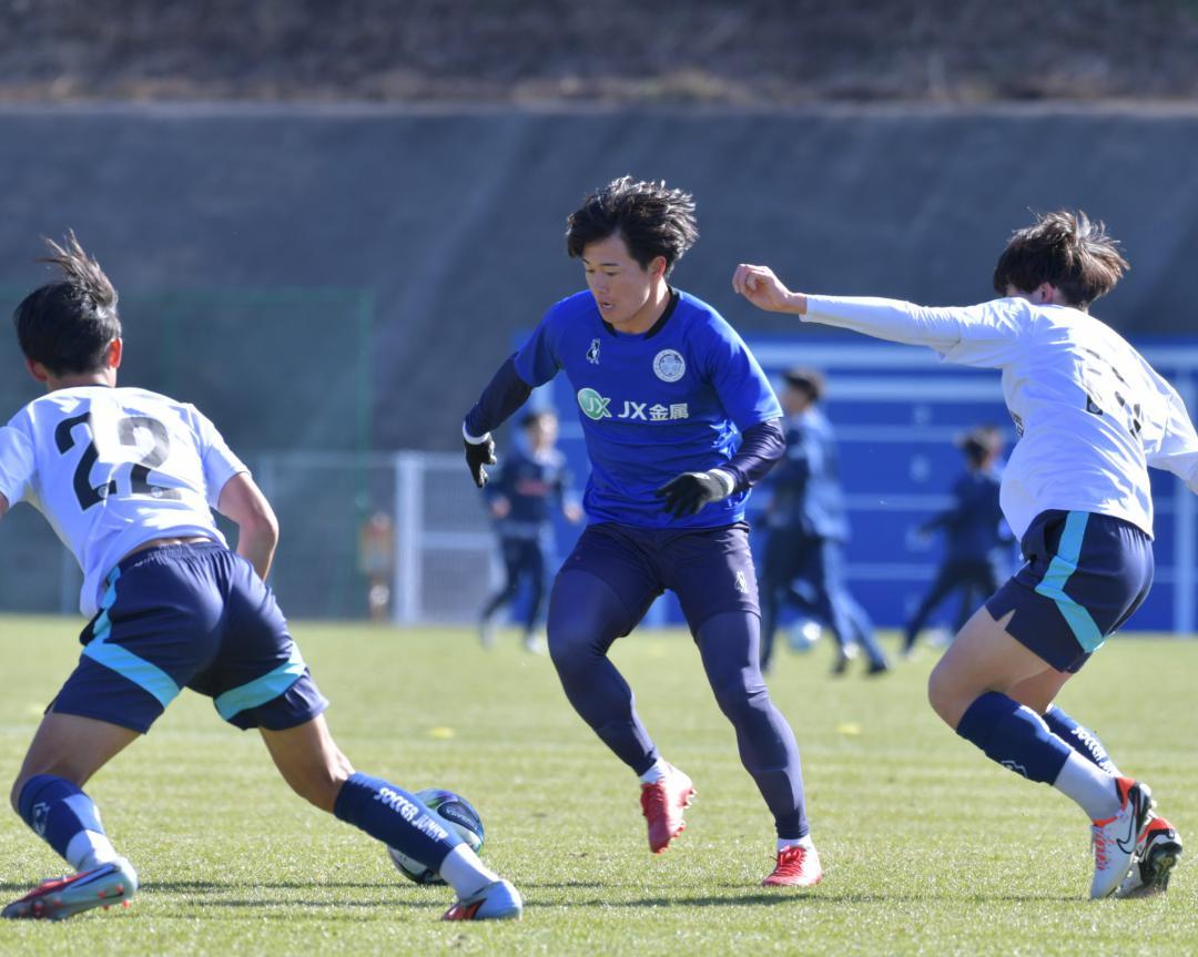 ドリブルで攻め込むJ1水戸の多田(中央)と水戸ユースの選手ら=アツマーレ