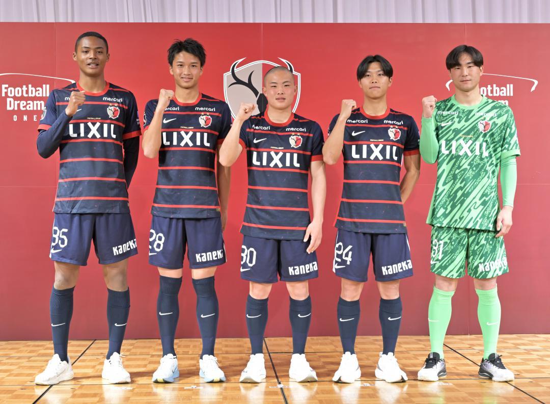 J1鹿島の新体制発表会に登壇した今季新加入の選手たち。左から元砂、大川、吉田、林、藤井=神栖市大野原