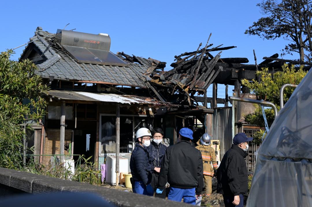 1人の遺体が見つかった火災現場の住宅＝鹿嶋市谷原
