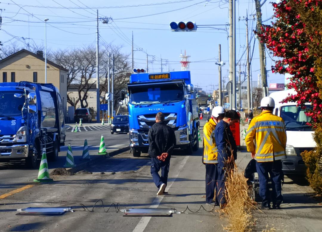 男性が亡くなった事故現場周辺を調べる警察官＝1月15日午後1時ごろ、古河市上辺見