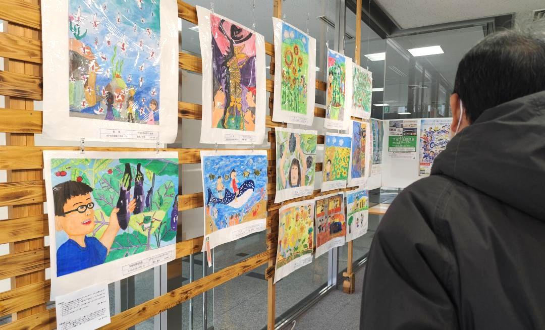 「新聞の駅」には茨城新聞社長賞の作品など19点が並ぶ=水戸市南町