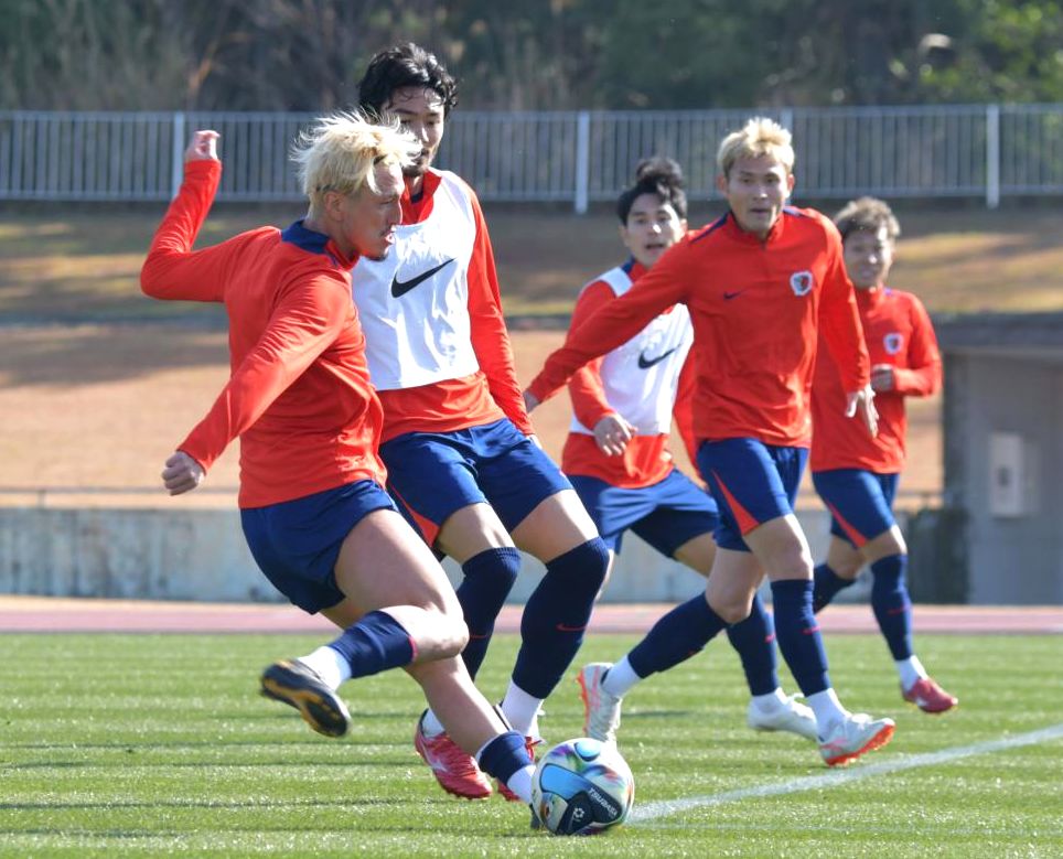 キャンプ初日から高い強度の練習に取り組むJ1鹿島の選手たち=ひなた陸上競技場