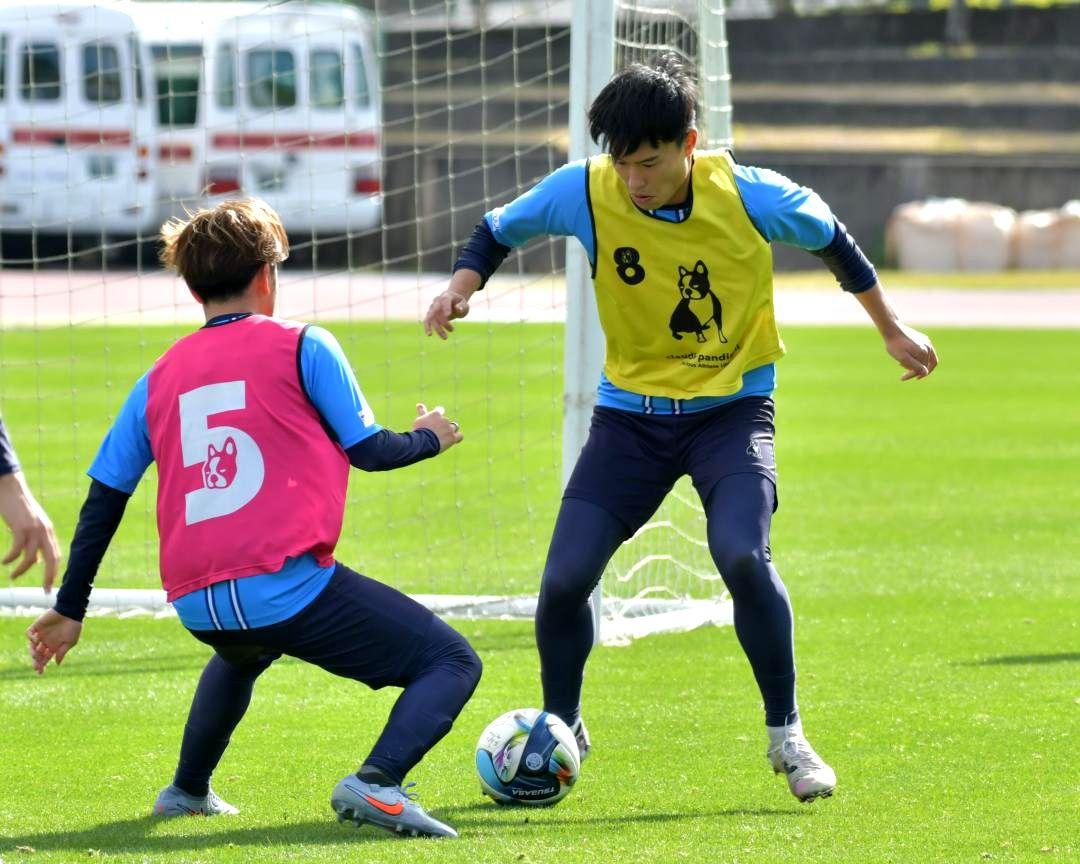 実戦形式に励むJ1水戸の山本=豊見城総合公園陸上競技場