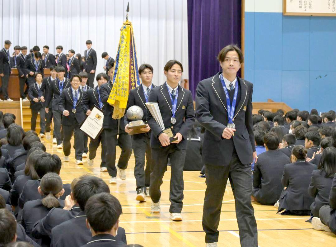 全校生徒に全国高校選手権大会準優勝を報告した鹿島学園高男子サッカー部の選手ら=鹿嶋市田野辺