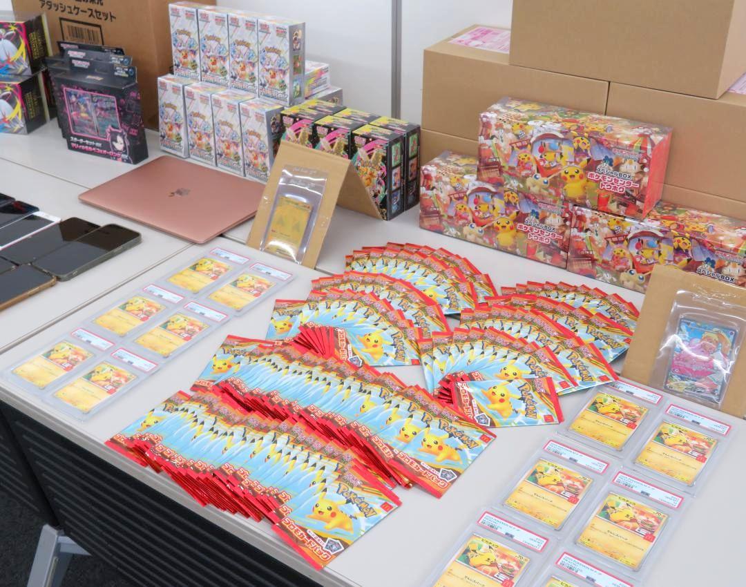 押収されたトレーディングカード(県警提供)