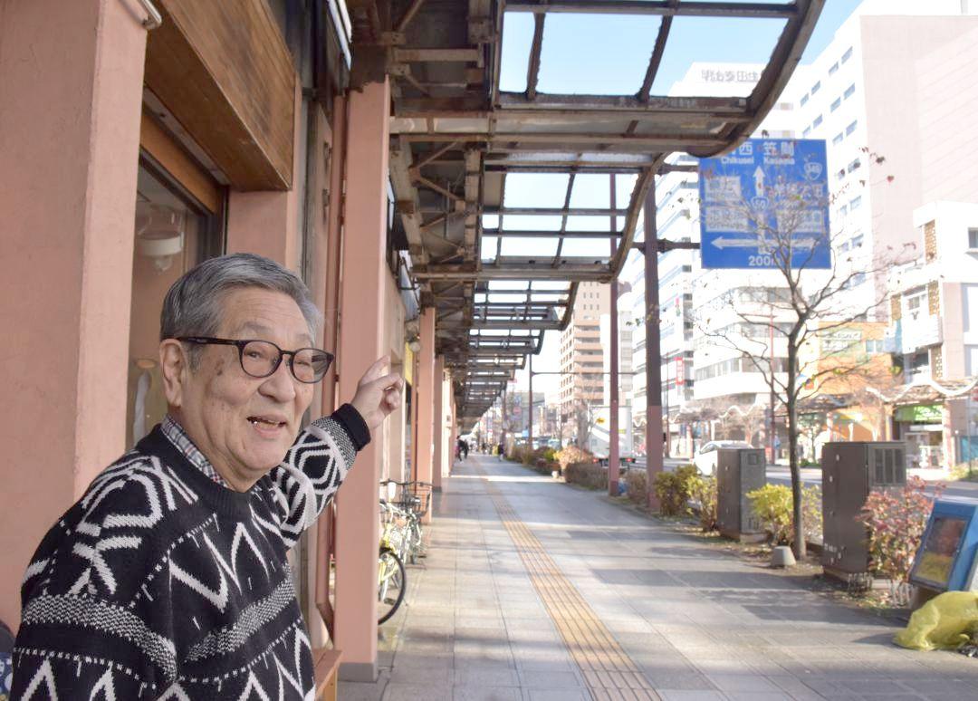 マンション建設計画の一方で撤去が進む南町三丁目商店街振興組合のアーケード。竹脇元治理事長が状況を説明する=昨年12月22日、水戸市南町