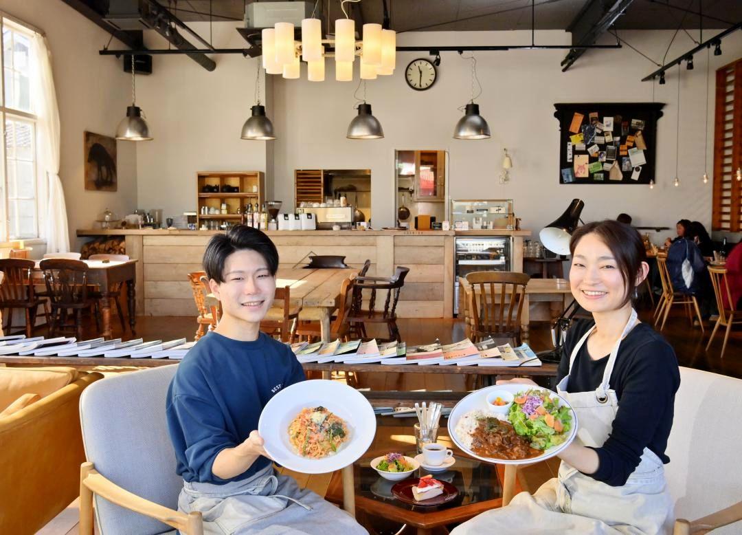 北欧や英国のヴィンテージ家具が並ぶ店内。くつろぎながらパスタやデザートなどが楽しめる=つくば市手代木