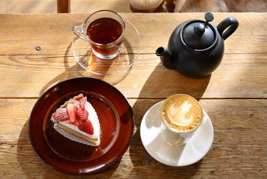 イチゴのタルト、BBラテ、紅茶