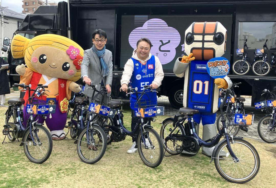 茨城ロボッツの選手やマスコットキャラクターがデザインされた「みとちゃり」=水戸市南町