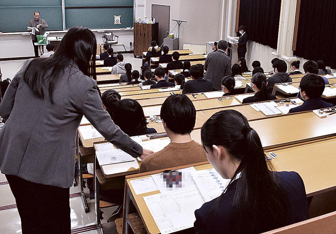 大学入学共通テストに臨む受験生ら=水戸市文京の茨城大(画像の一部を加工しています)