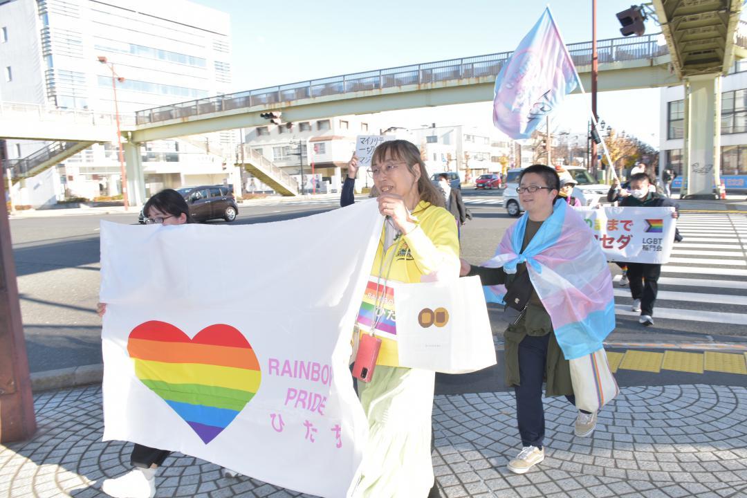 市街地を歩き性的少数者への理解を呼びかける「レインボープライドひたち」のメンバーら=日立市内