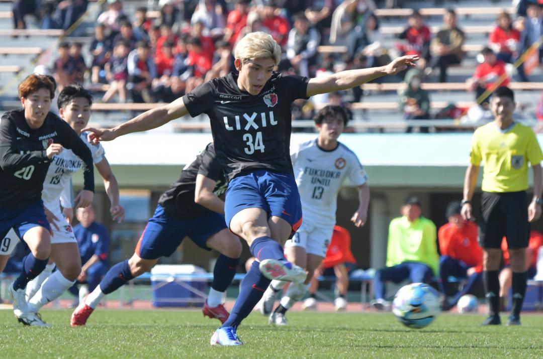 福岡大との練習試合でPKを決めるJ1鹿島の徳田=ひなた陸上競技場