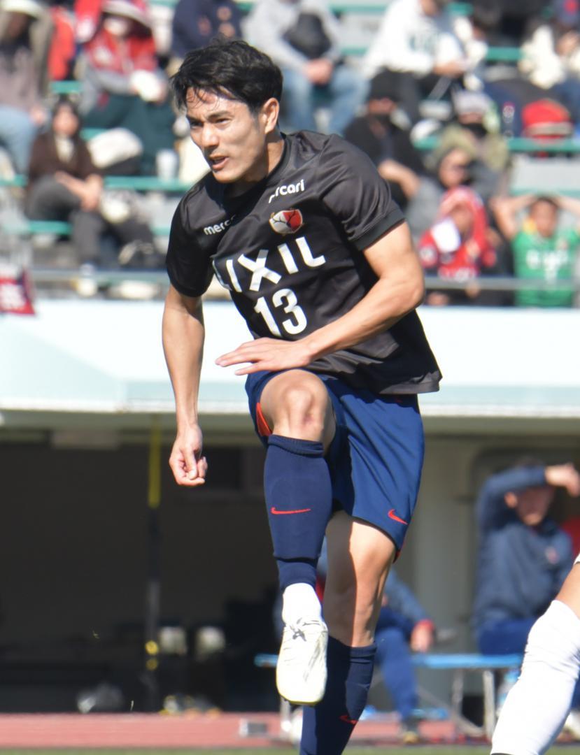 福岡大との練習試合でミドルシュートを決めるJ1鹿島の知念=ひなた陸上競技場