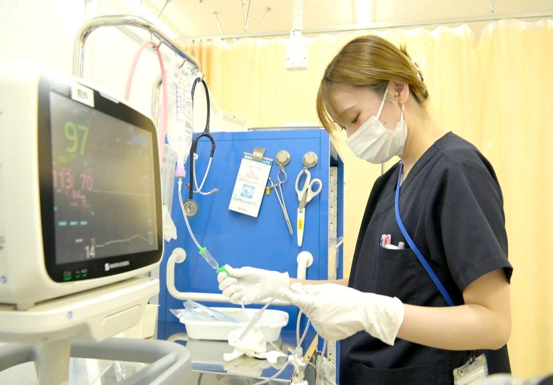 救急外来で点滴の準備をする救急救命士=鹿嶋市厨